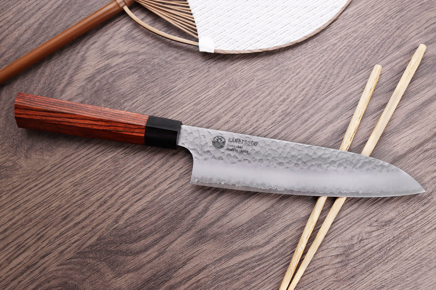 Couteau santoku japonais Kanetsugu Heptagon Uto martelé 17cm