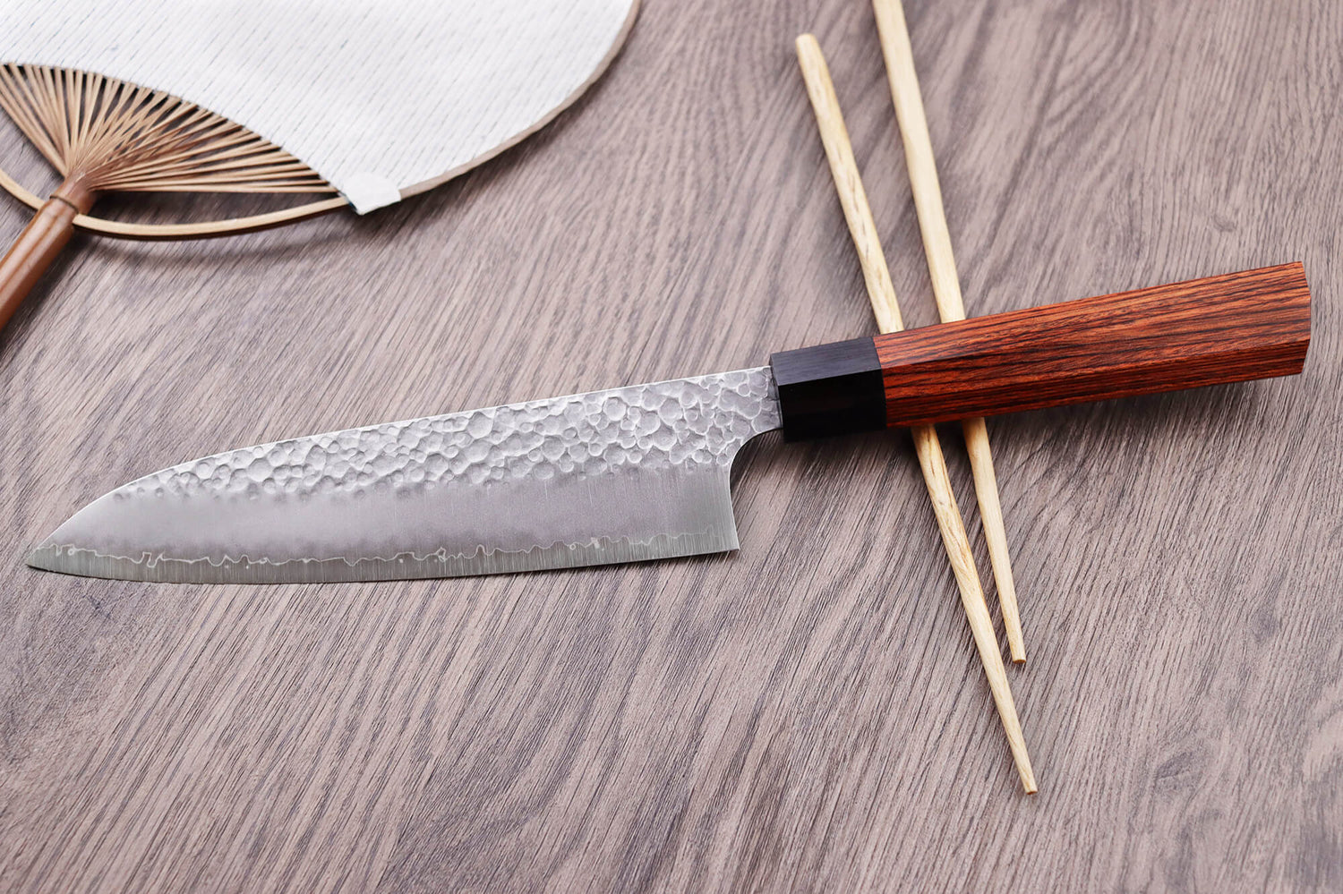 Couteau santoku japonais Kanetsugu Heptagon Uto martelé 17cm