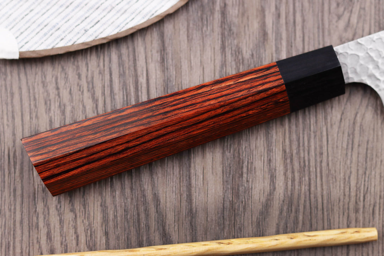 Couteau de chef japonais Kanetsugu Heptagon Uto martelé 20cm