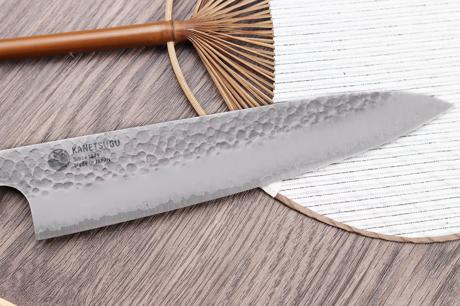 Couteau de chef japonais Kanetsugu Heptagon Uto martelé 20cm