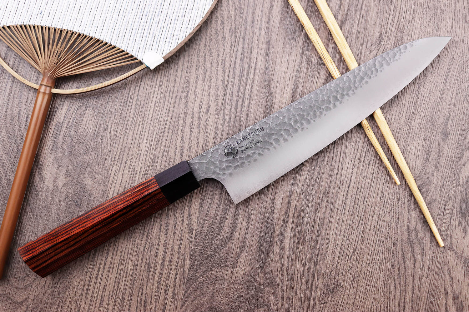 Couteau de chef japonais Kanetsugu Heptagon Uto martelé 20cm