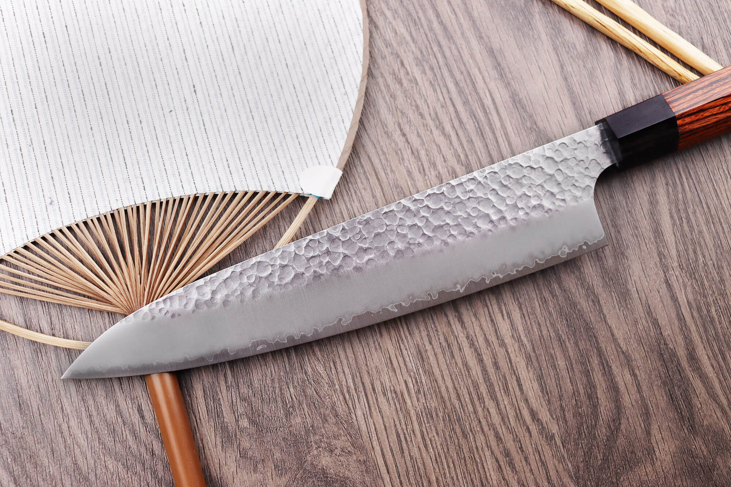 Couteau de chef japonais Kanetsugu Heptagon Uto martelé 20cm