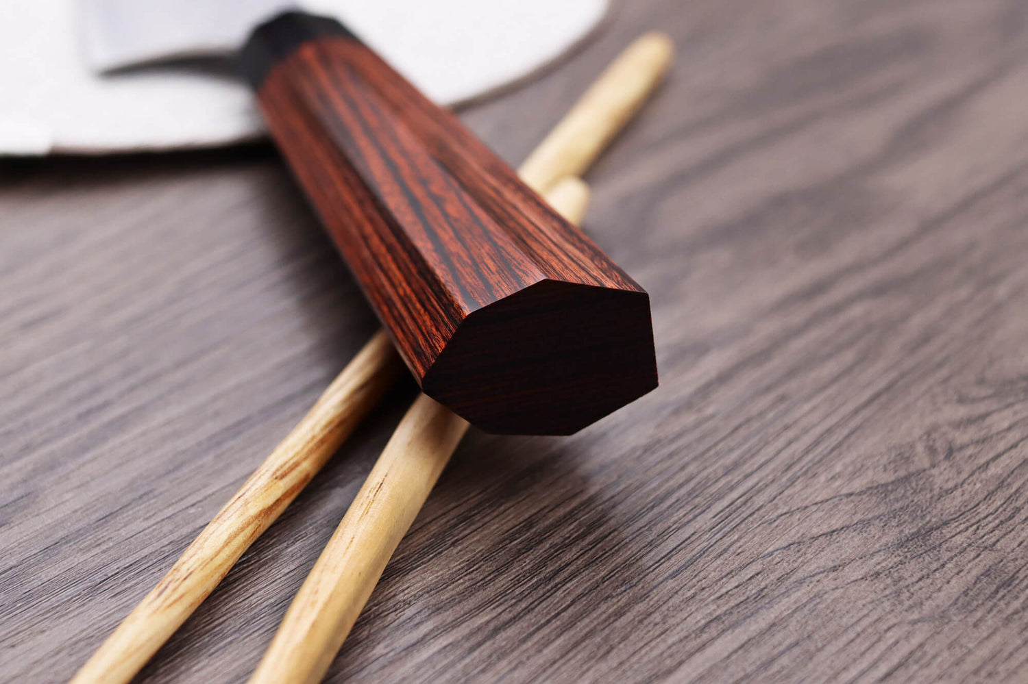 Couteau de chef japonais Kanetsugu Heptagon Uto martelé 20cm