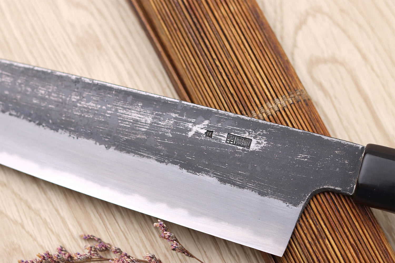 Couteau de chef 24cm japonais artisanal Sakai Kikumori Kikuzuki Kuro
