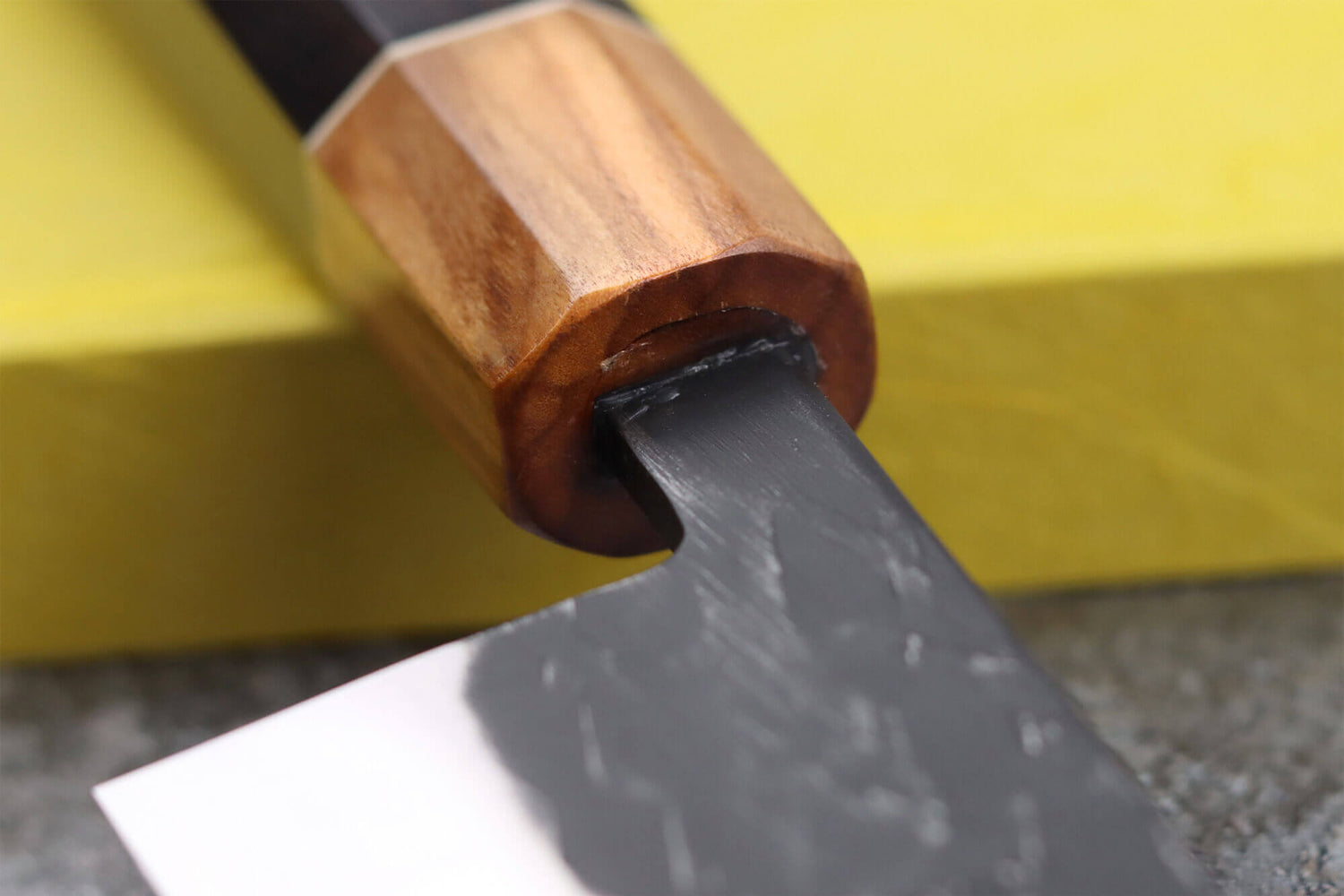 Couteau sujihiki 24cm japonais artisanal Yuzo Black SLD ébène et olivier