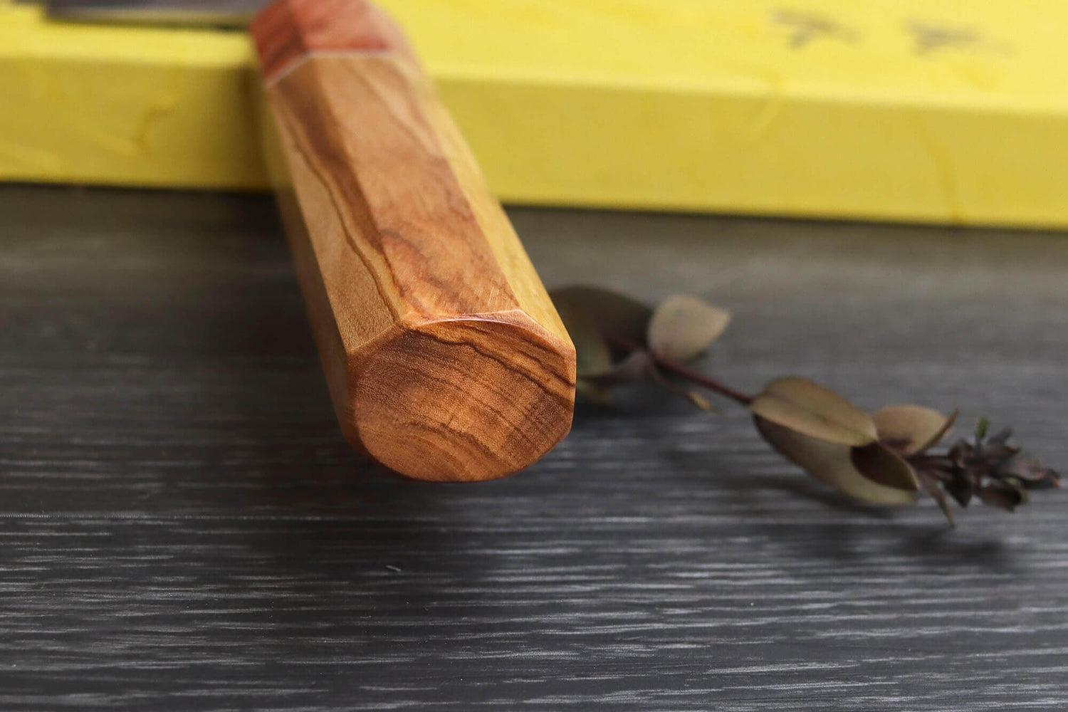 Couteau santoku 16,5cm japonais artisanal Yuzo SLD olivier et cognassier