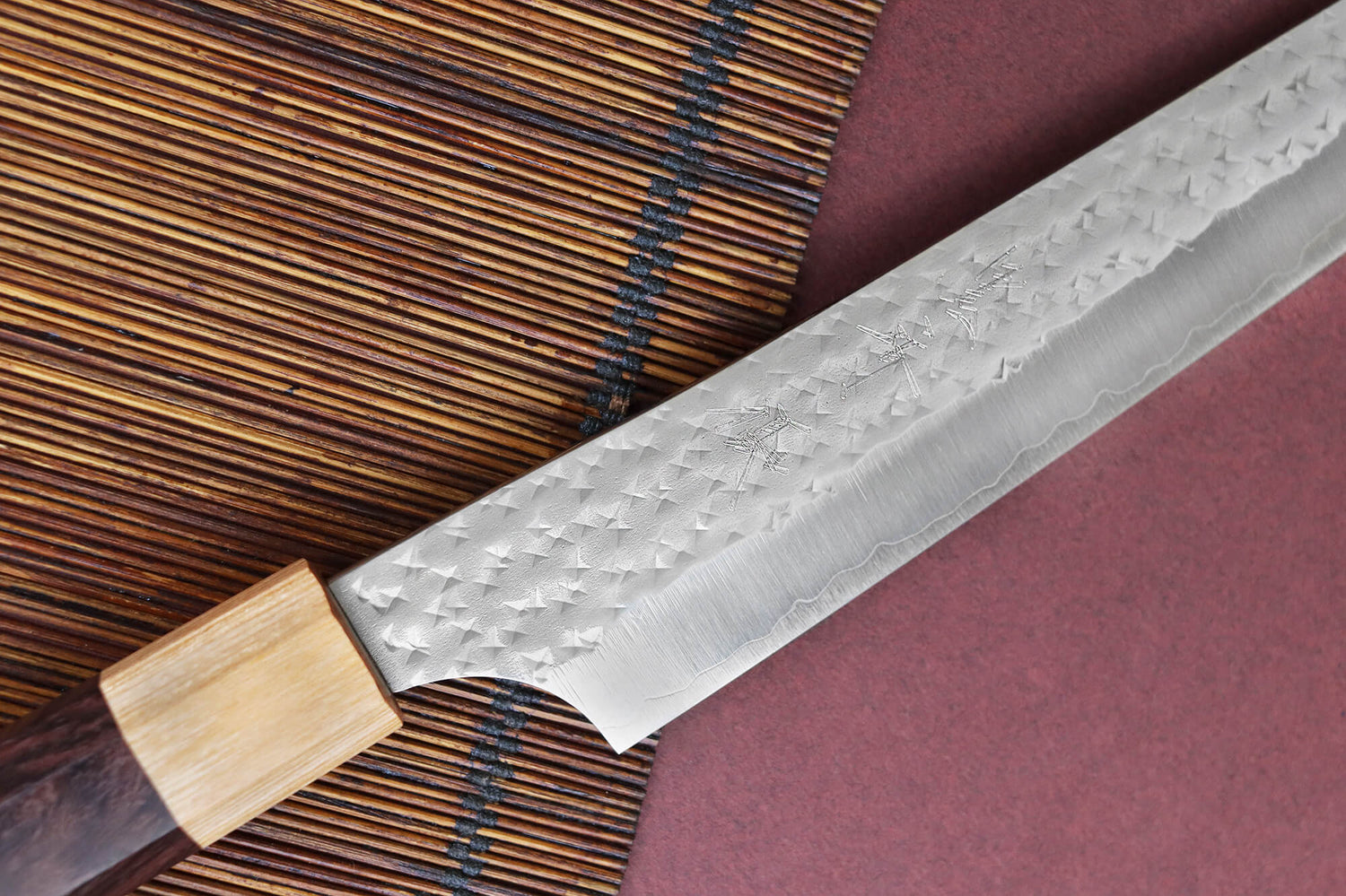 Couteau sujihiki kiritsuke japonais artisanal martelé Yu Kurosaki senko 24cm acier SG2