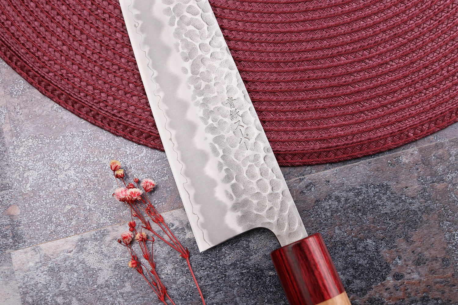 Couteau de chef japonais artisanal Tsunehisa Aogami Super martelé 24cm