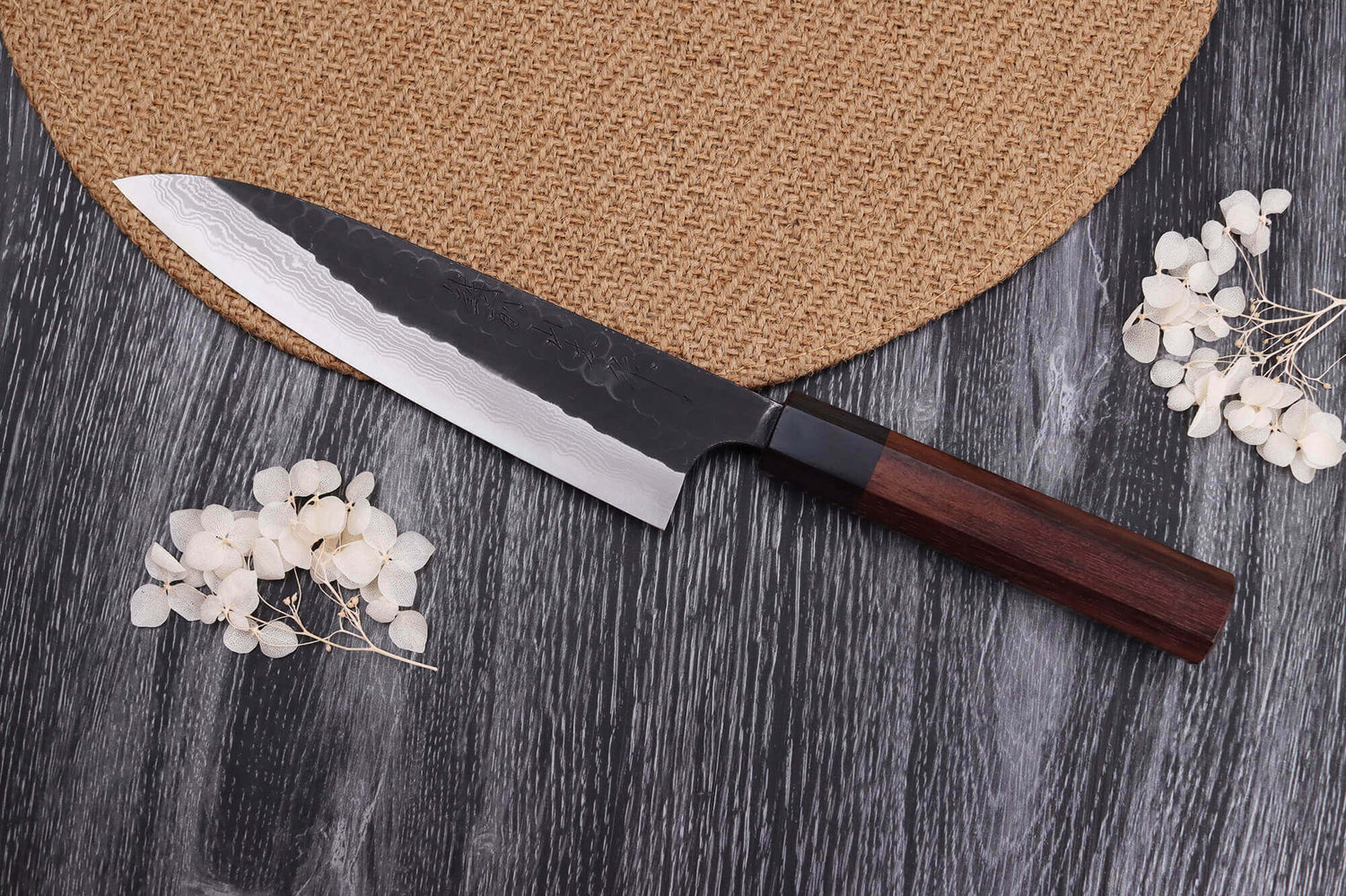 Couteau de chef japonais artisanal Nao Yamamoto Damas AS brut de forge 18cm