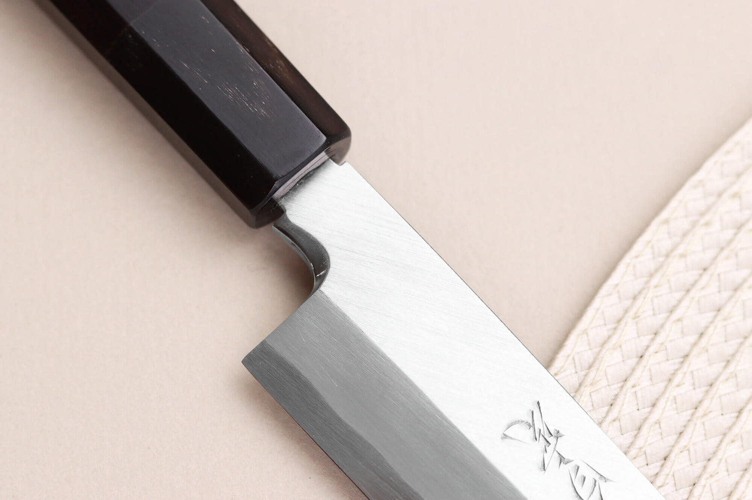 Couteau yanagiba japonais artisanal 24cm Sakai Takayuki Byakko manche en ébène + étui