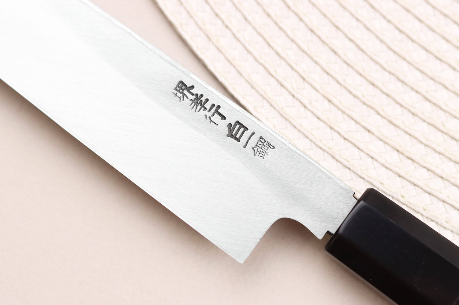 Couteau yanagiba japonais artisanal 24cm Sakai Takayuki Byakko manche en ébène + étui