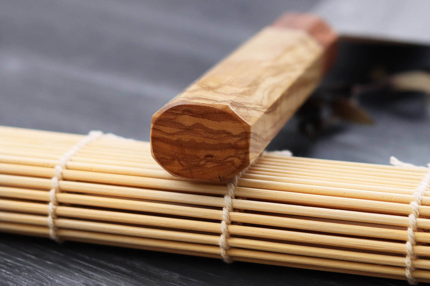 Couteau de chef 24cm japonais artisanal Yuzo SLD olivier et cognassier