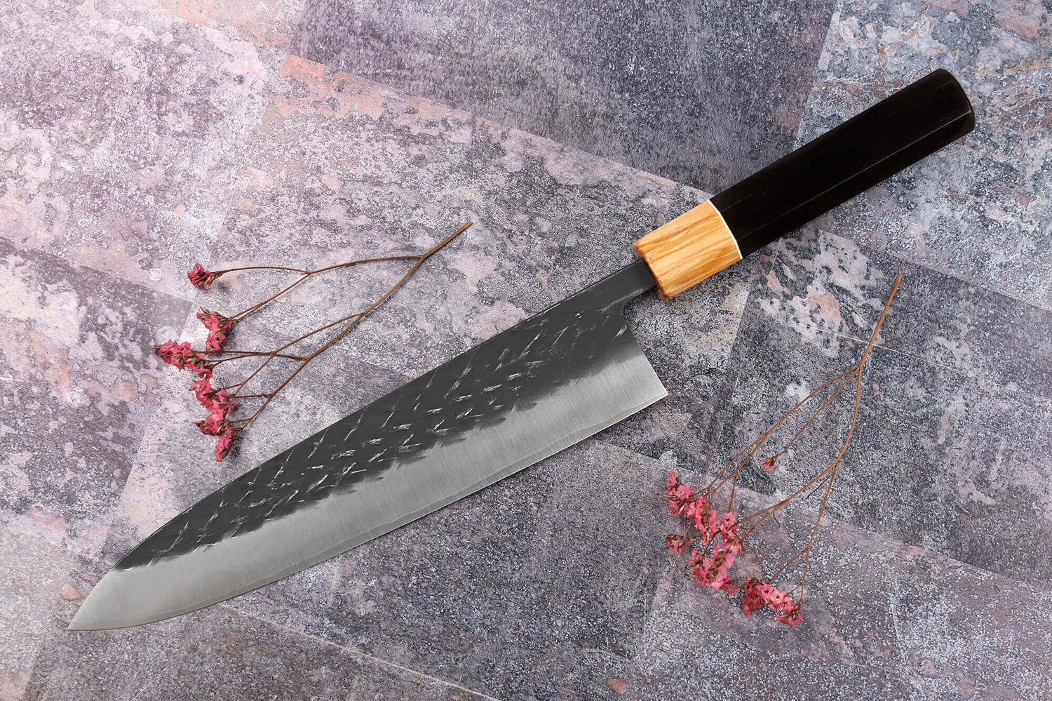 Couteau de chef 24cm japonais artisanal Yuzo Black SLD ébène et olivier
