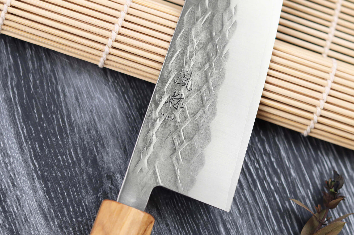 Couteau santoku 16,5cm japonais artisanal Yuzo SLD olivier et sequoia