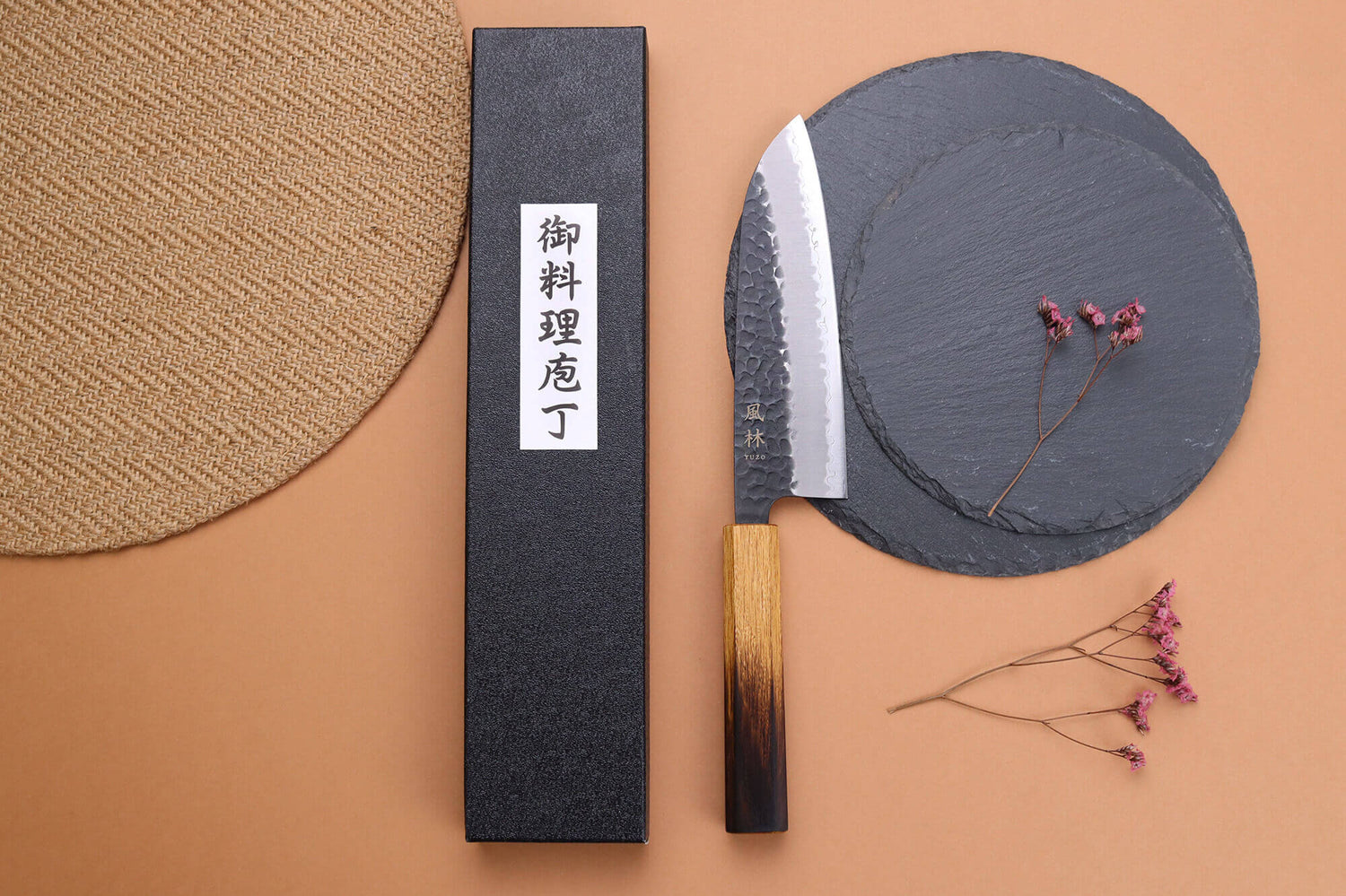 Couteau santoku 16,5cm japonais artisanal Yuzo Black AS chêne brûlé