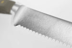 Couteau à pain Wusthof Classic Colour Velvet Oyster forgé lame micro-dentelée 23cm