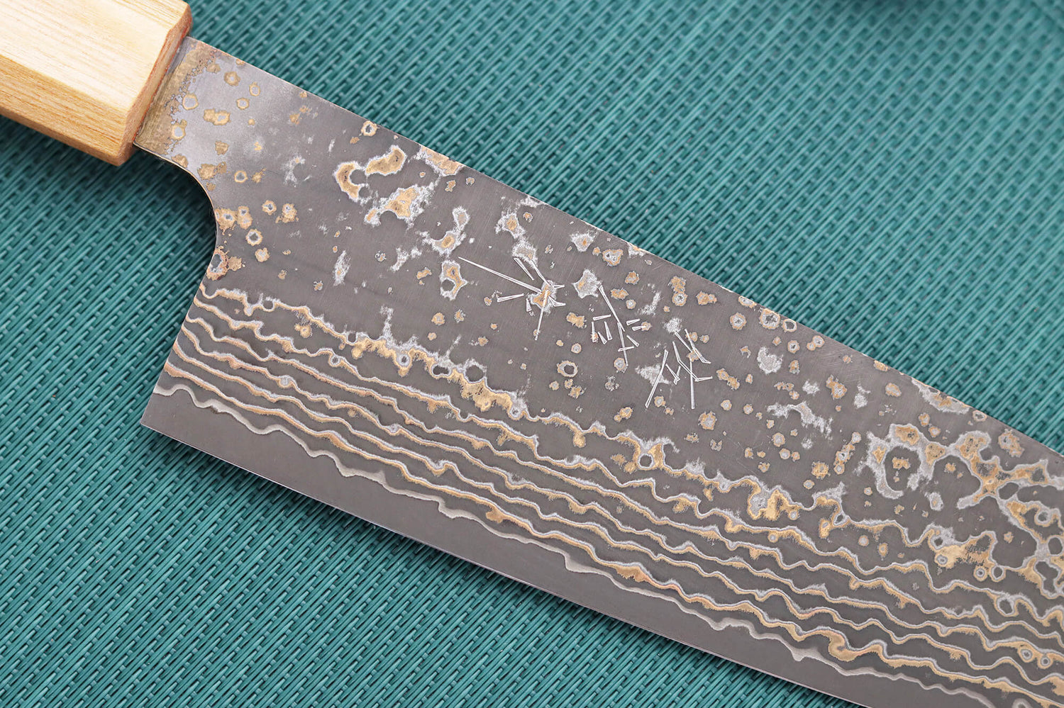 Couteau santoku 16,5cm japonais artisanal Takeshi Saji VG10 Gold