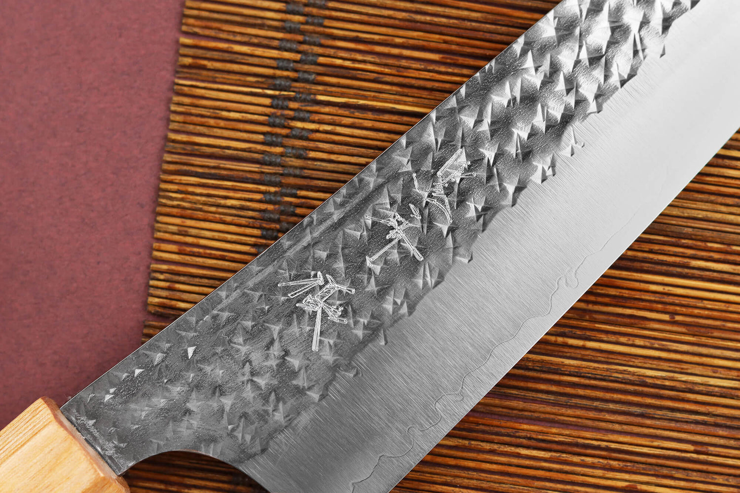 Couteau de chef japonais artisanal martelé Yu Kurosaki senko 21cm acier SG2