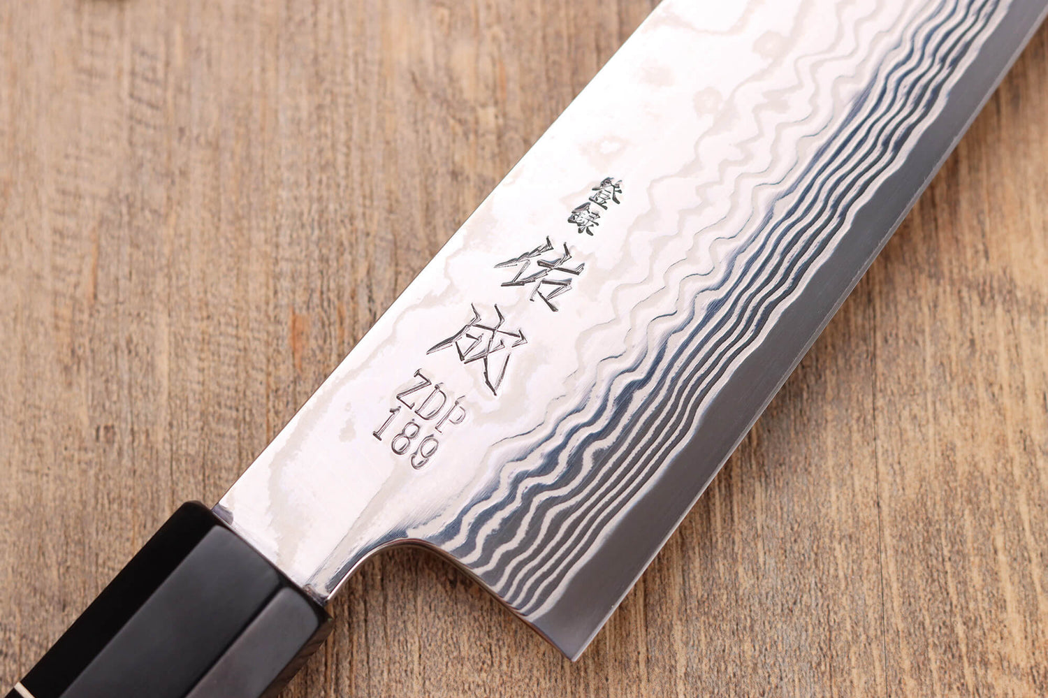 Couteau santoku 19,5cm japonais artisanal Sukenari ZDP-189 damas manche en ébène