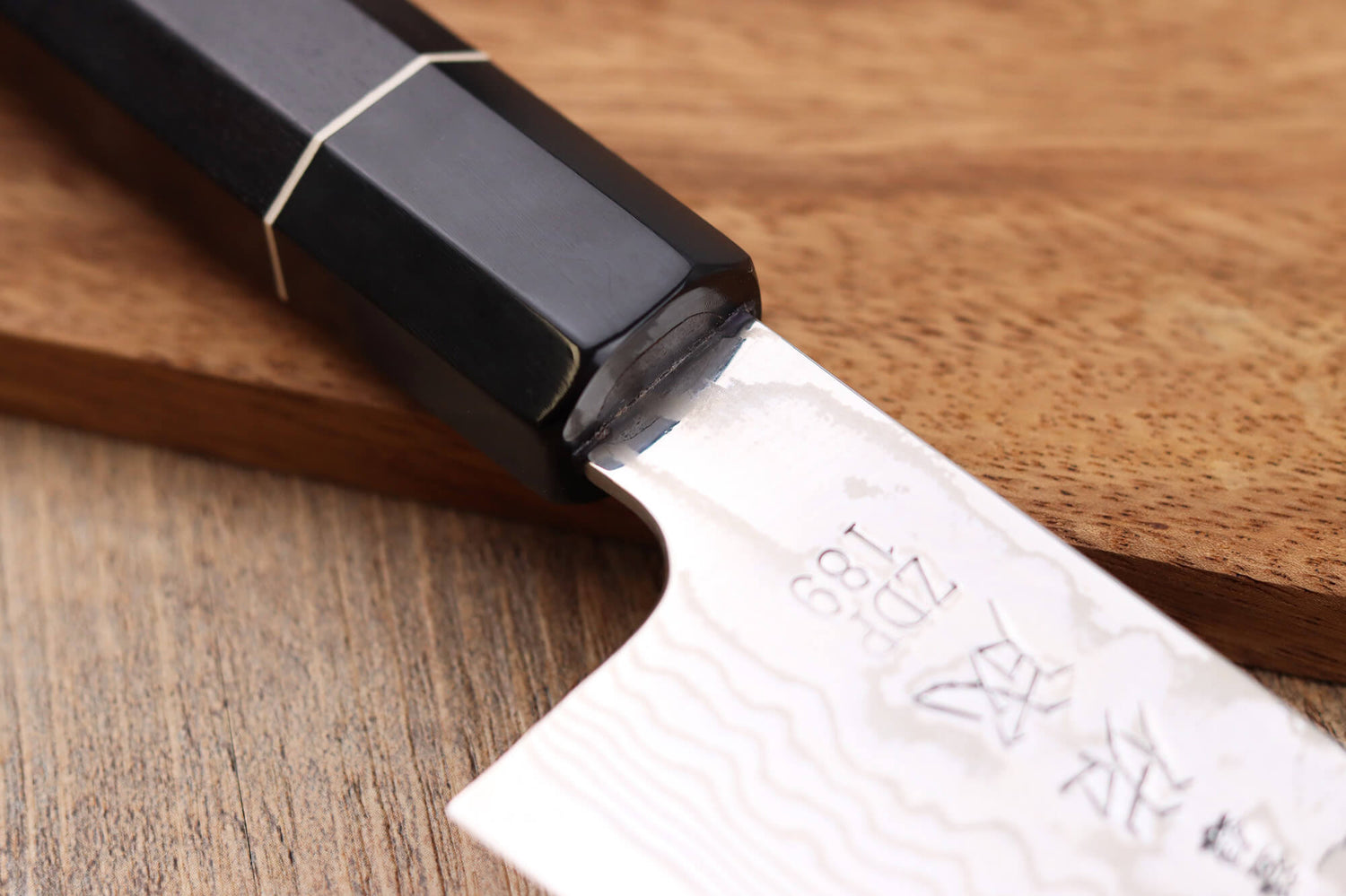 Couteau santoku 19,5cm japonais artisanal Sukenari ZDP-189 damas manche en ébène