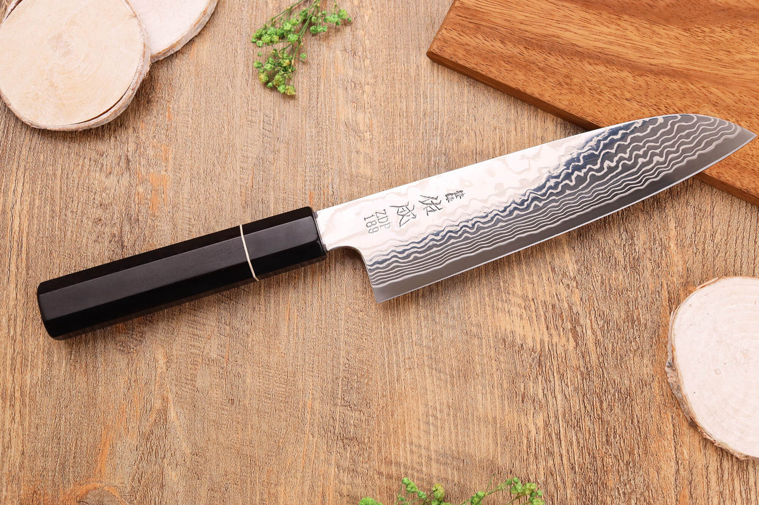 Couteau santoku 19,5cm japonais artisanal Sukenari ZDP-189 damas manche en ébène