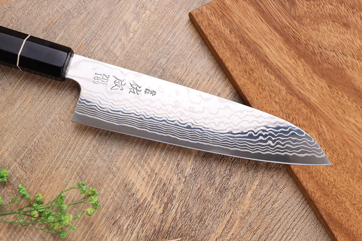 Couteau santoku 19,5cm japonais artisanal Sukenari ZDP-189 damas manche en ébène