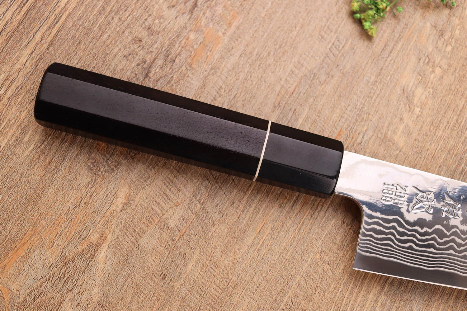 Couteau santoku 19,5cm japonais artisanal Sukenari ZDP-189 damas manche en ébène