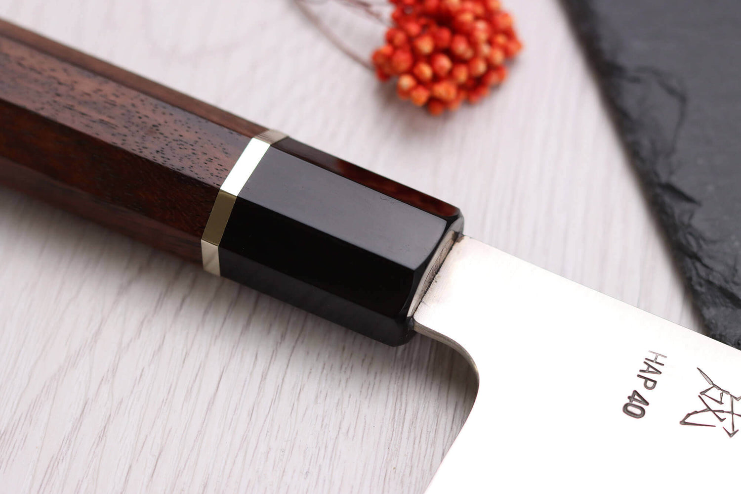 Couteau santoku 19,5cm japonais artisanal Sukenari HAP40 San Maï manche en bois de rose