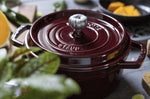 Cocotte Staub ronde en fonte émaillée grenadine
