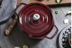 Cocotte Staub ronde en fonte émaillée grenadine