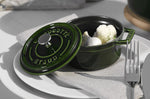 Mini cocotte Staub ronde en fonte émaillée vert basilic 10cm