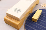 Pierre à aiguiser japonaise King Gold Super Finish grains 8000 avec support + pierre Nagura