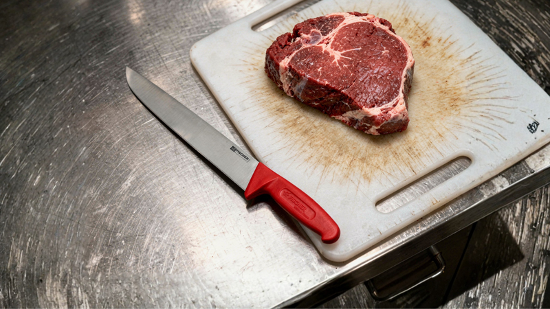 Comment utiliser un couteau de boucher ?