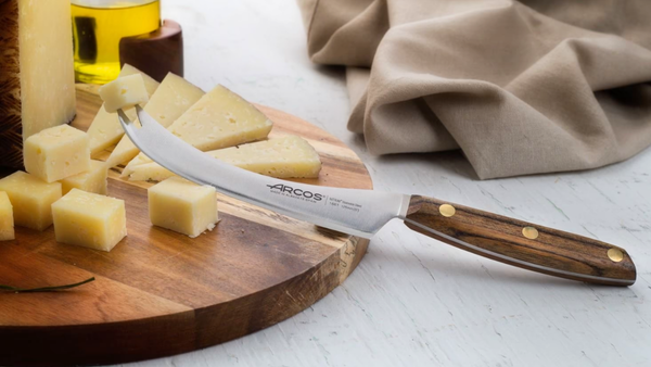 Pourquoi utiliser un couteau à fromage plutôt qu'un couteau classique ?