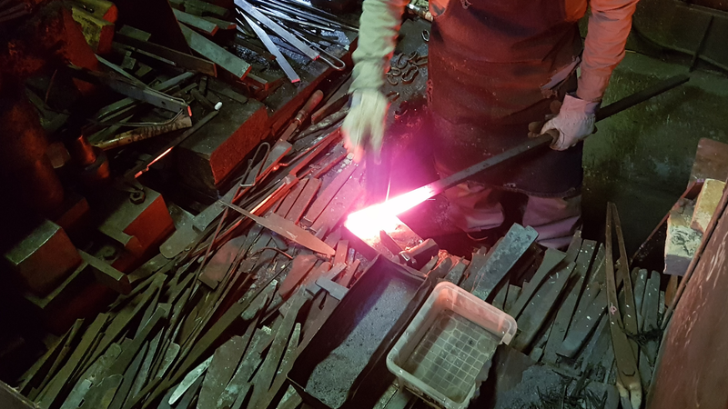 Quels artisans français fabriquent ou distribuent des couteaux japonais ?