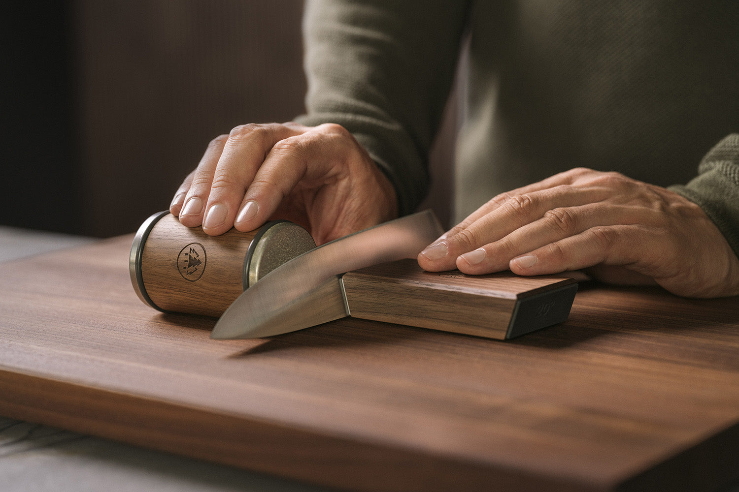 homme entrain d'aiguiser avec le système d'aiguisage Horl